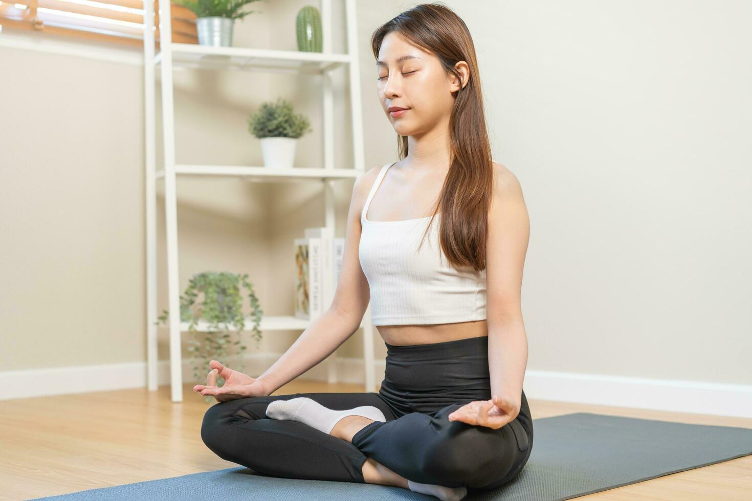 trainieren, Ruhe asiatisch jung Frau, Mädchen Hand im Ruhe Pose Sitzung trainieren meditieren im Lotus Position auf Matte beim heim, Meditation, Übung zum Wohlbefinden, gesund Pflege. Entspannung, glücklich Freizeit. foto