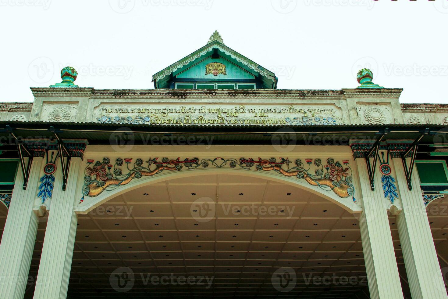 Einzelheiten von das Yogyakarta Palast Tor Gebäude während das Tag foto