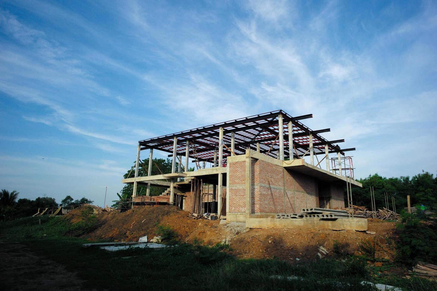 perspektivisches Haus im Bau mit klarem blauem Himmelhintergrund foto