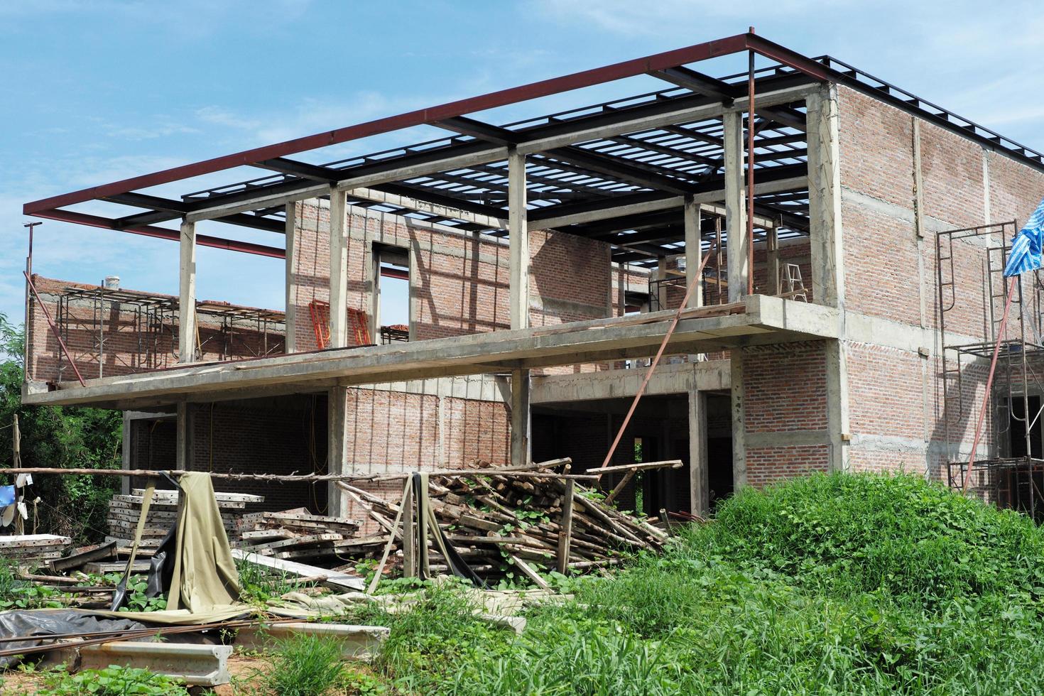 perspektivisches Haus im Bau mit klarem blauem Himmelhintergrund foto