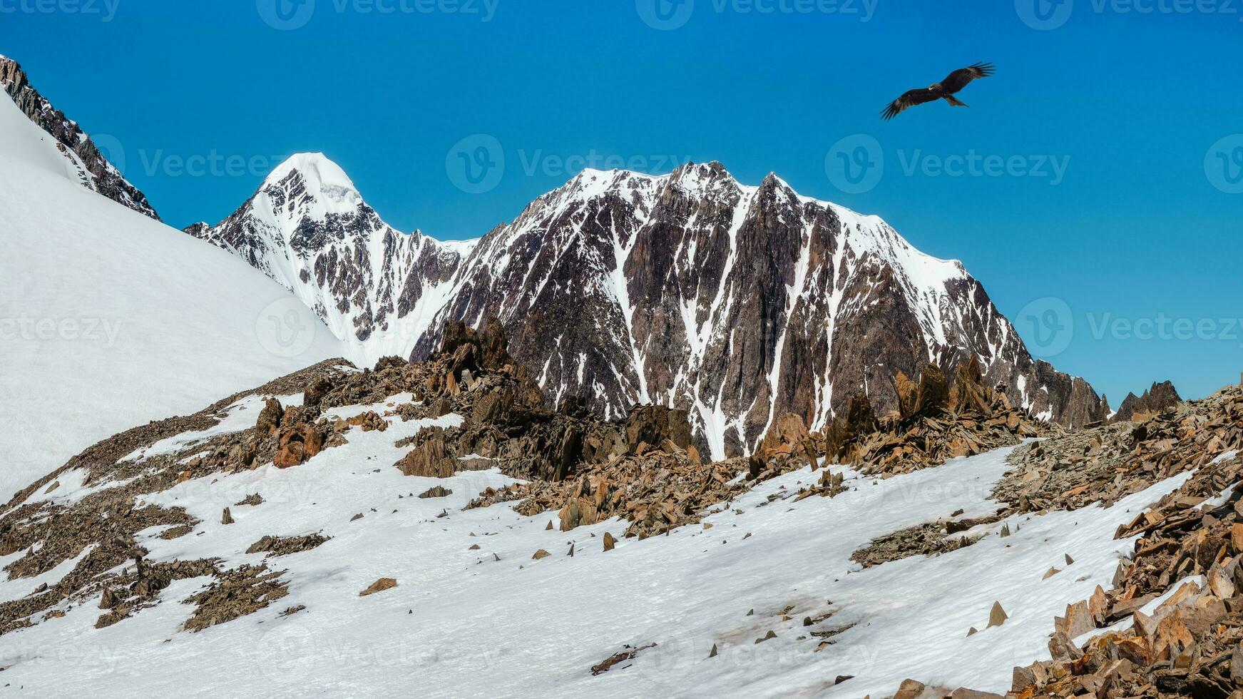 schneebedeckt Hohe Höhe Plateau. Panorama- alpin Landschaft mit schneebedeckt Berg Gipfel und Scharf Felsen unter Blau Himmel. bunt sonnig Berg Landschaft mit Schnee Berg oben. foto