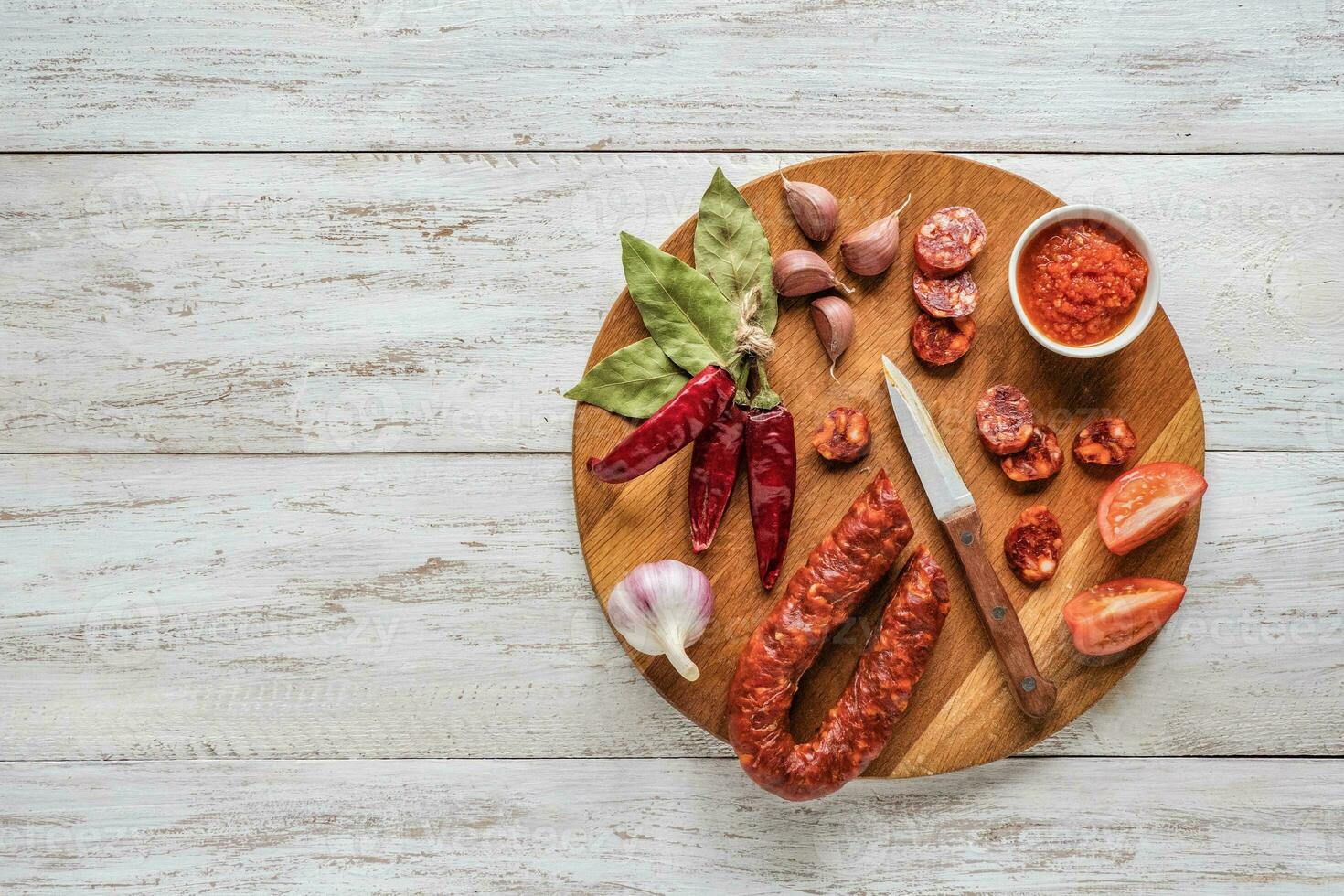 geschnitten Würstchen auf ein Tafel foto