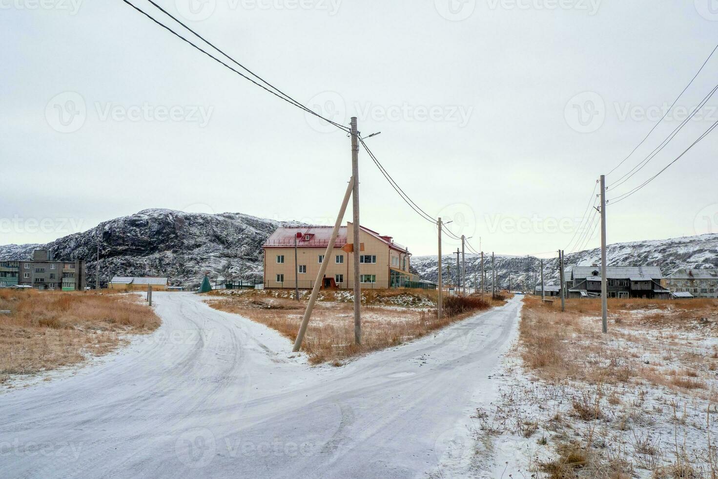 Gabelung von das Straße. alt authentisch Dorf von Teriberka. foto