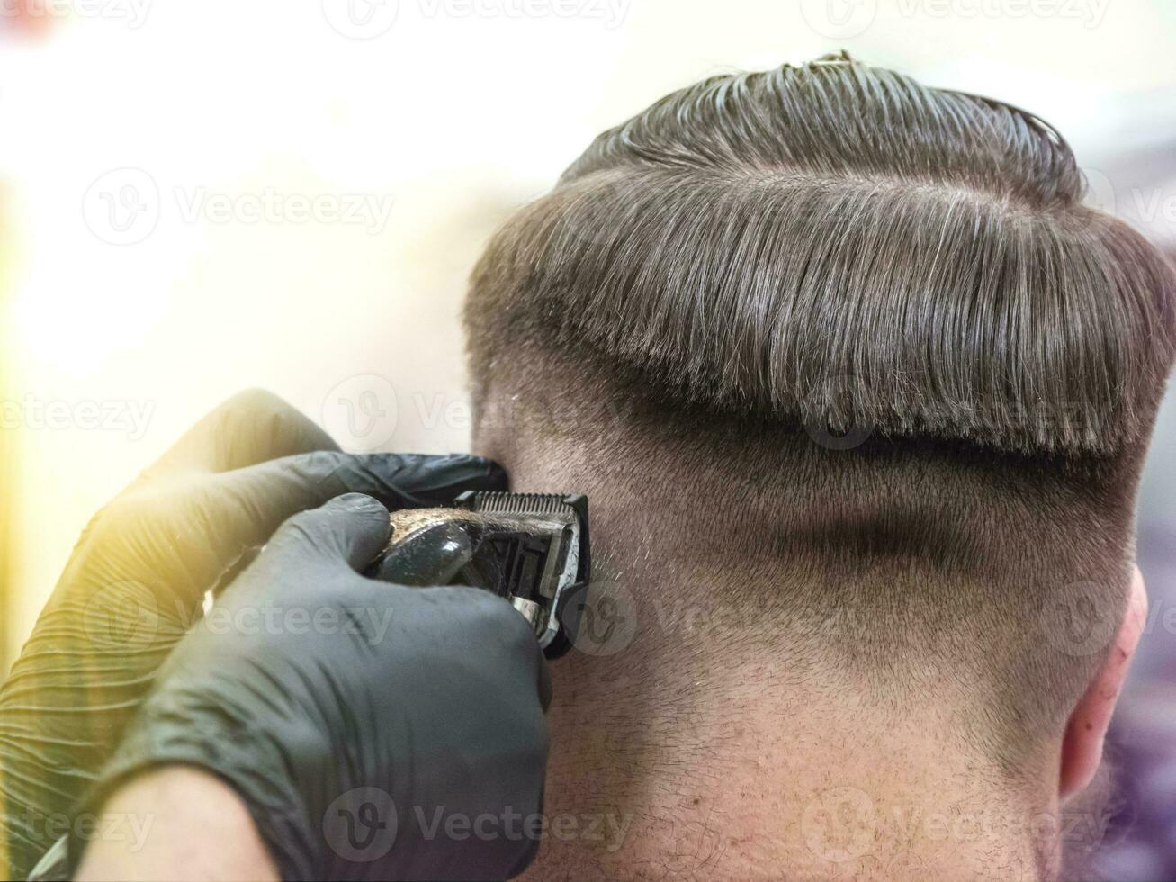 Einzelheiten von Trimmen. abgeschnitten Nahansicht von ein Barbier Trimmen Haar. foto