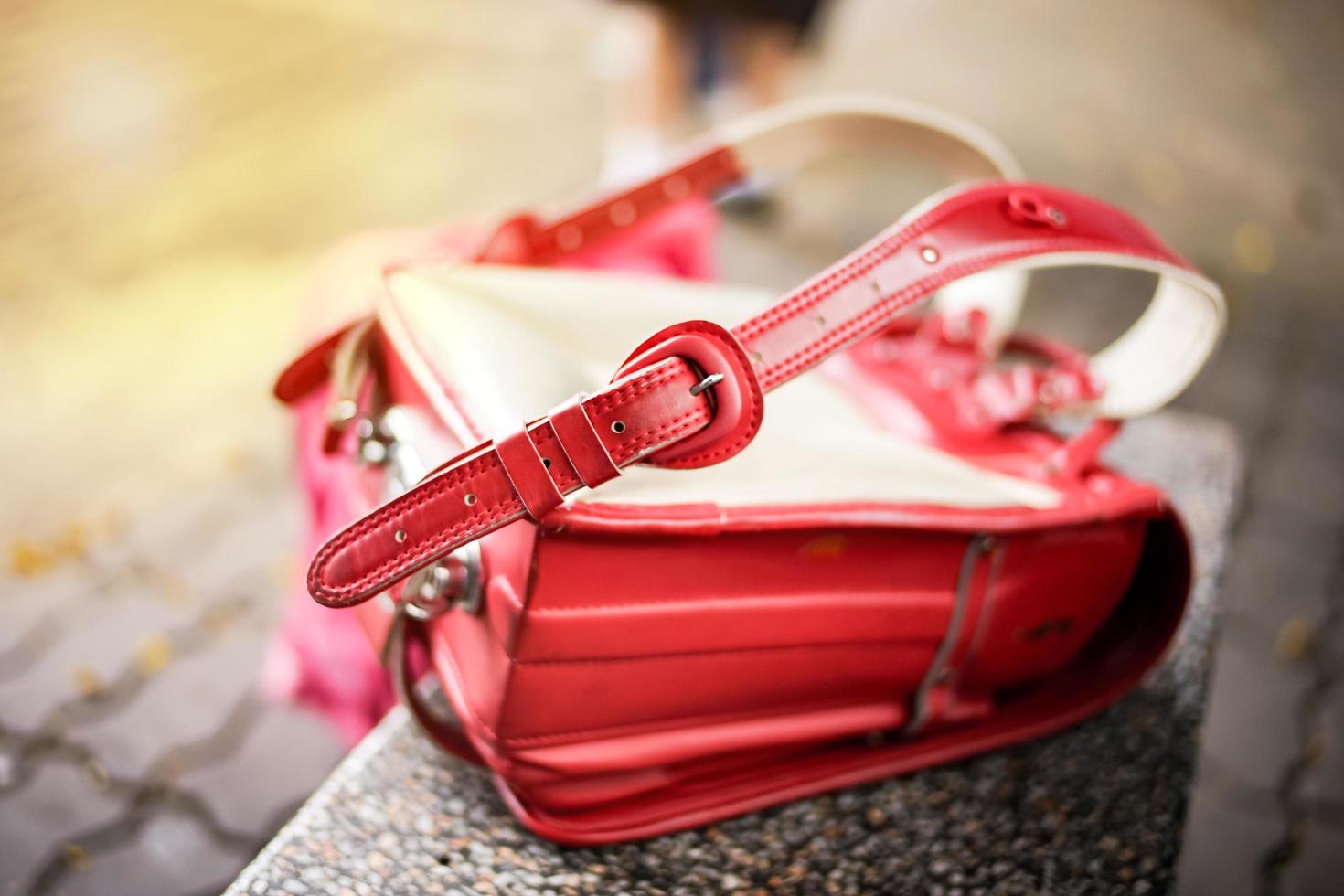 abstraktes Bild der roten Schultasche. schwerer Rucksack des Grundschülers foto
