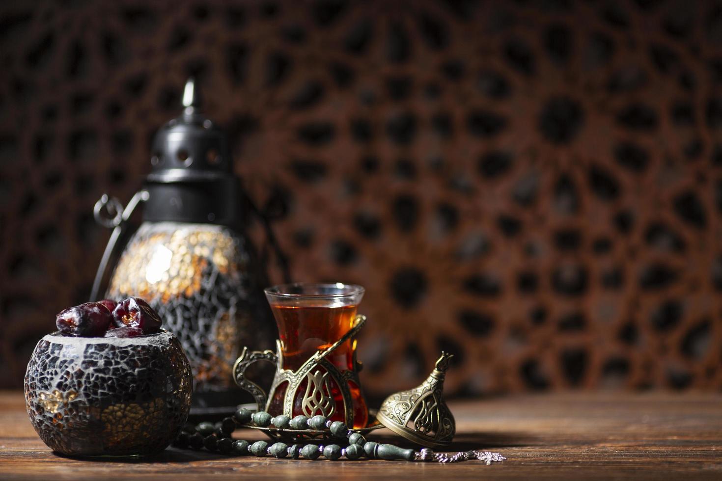 islamischer Tee und Datteln auf einem Tisch foto