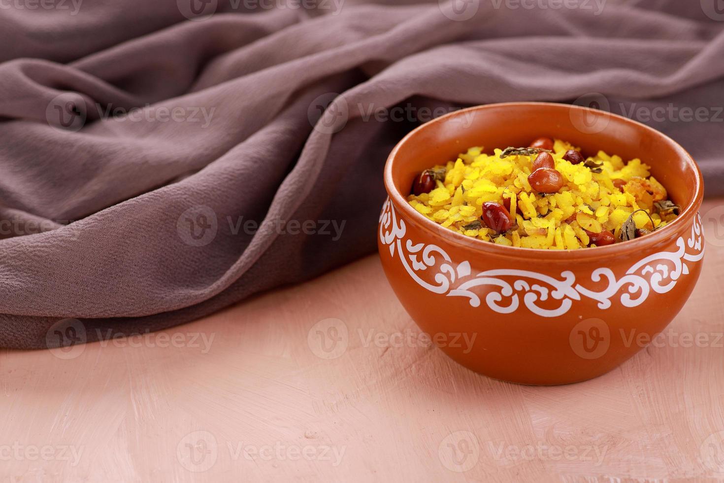 Schüssel Maharashtra Poha mit Stoff foto