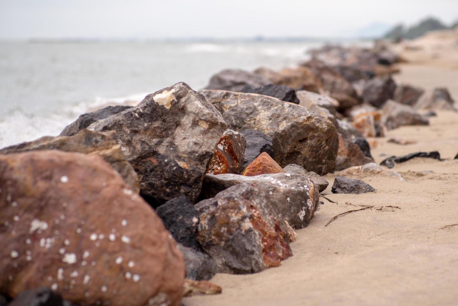 selektiver Fokus des Steindamms am Meer foto