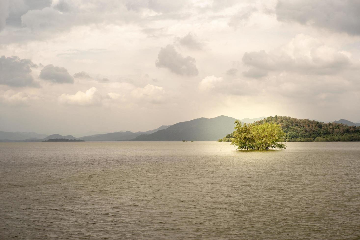 Landschaft horizontale Linie von endlosen Bergen und großen See mit Bäumen im Wasser wachsen. Wasser im natürlichen Damm bei Phetchaburi foto