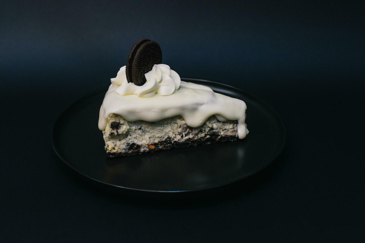 Kuchen mit Schokolade Keks und Vanille Sahne foto