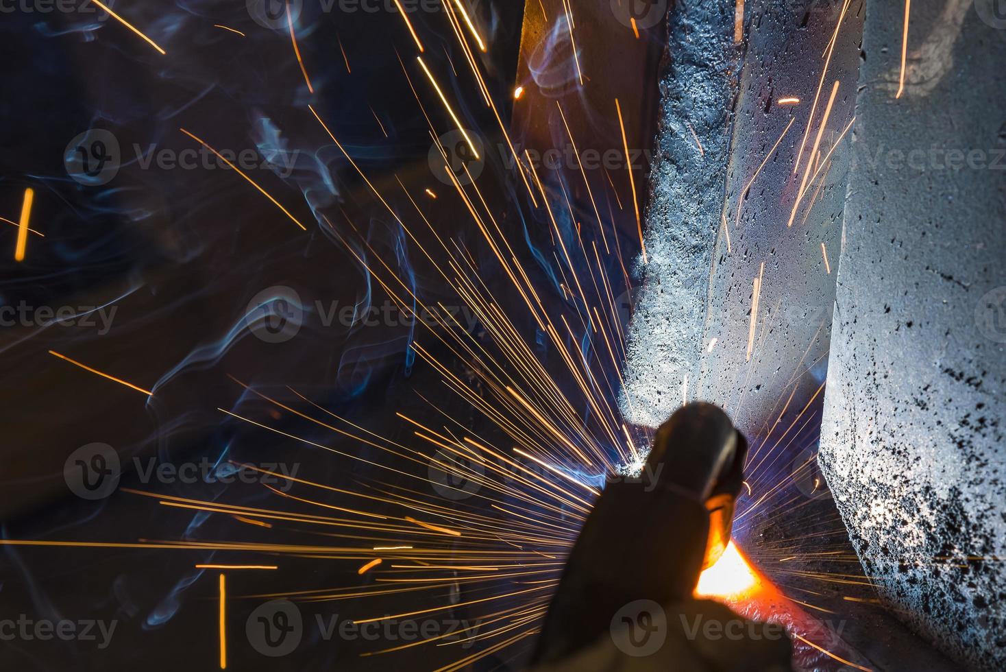 Schweißer oder Handwerker, der technischen Industriestahl in der Fabrik errichtet foto