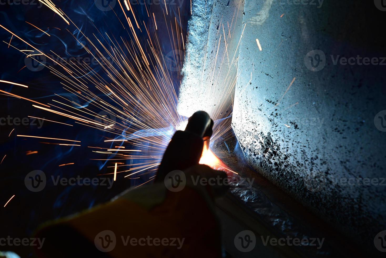 Schweißer oder Handwerker, der technischen Industriestahl in der Fabrik errichtet foto
