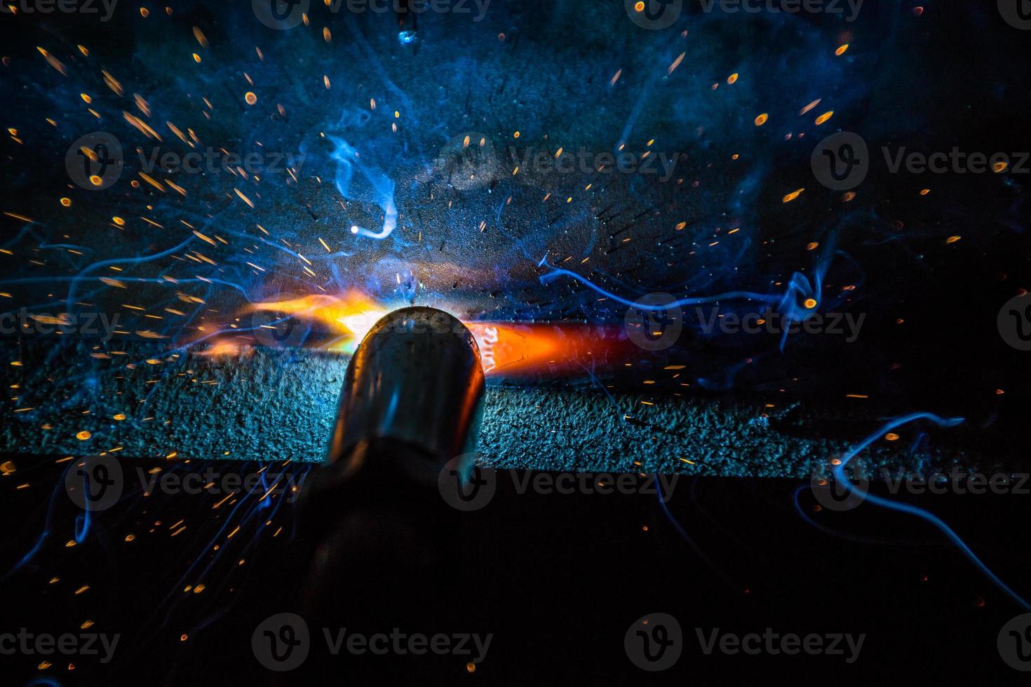 Schweißer oder Handwerker, der technischen Industriestahl in der Fabrik errichtet foto