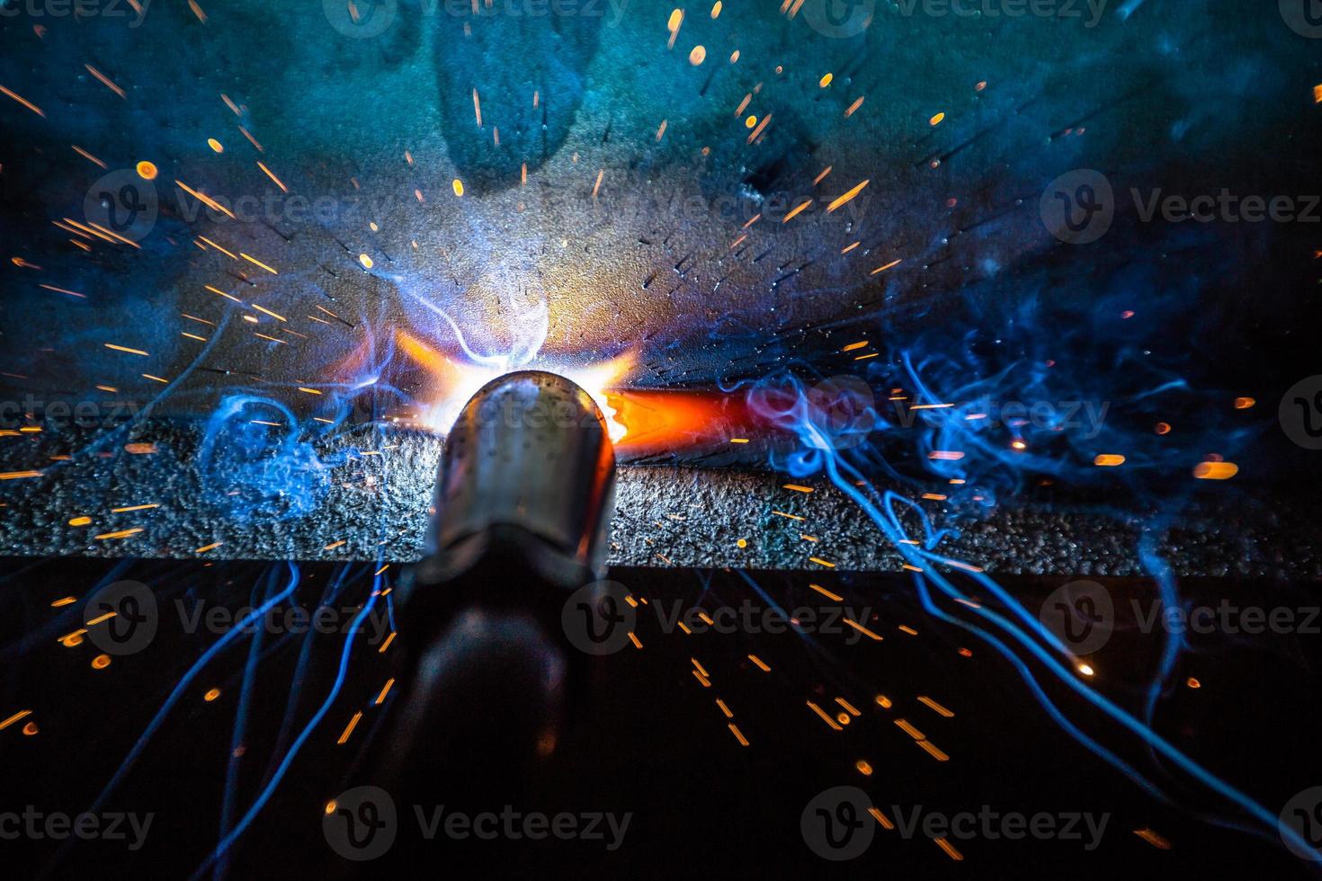 Schweißer oder Handwerker, der technischen Industriestahl in der Fabrik errichtet foto