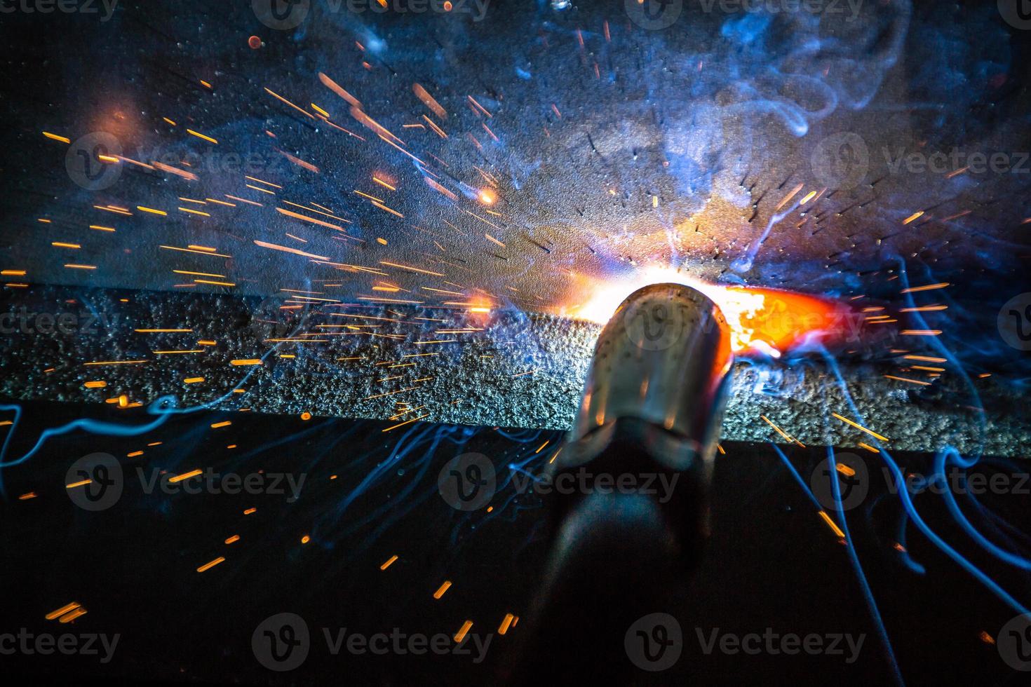 Schweißer oder Handwerker, der technischen Industriestahl in der Fabrik errichtet foto