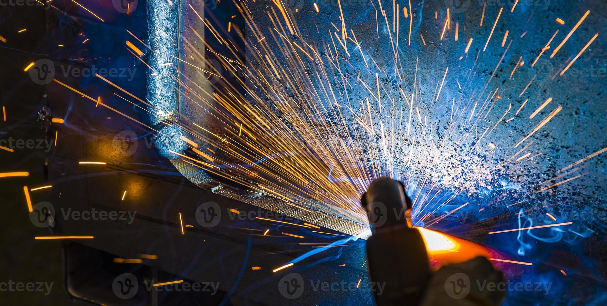 Schweißer oder Handwerker, der technischen Industriestahl in der Fabrik errichtet foto