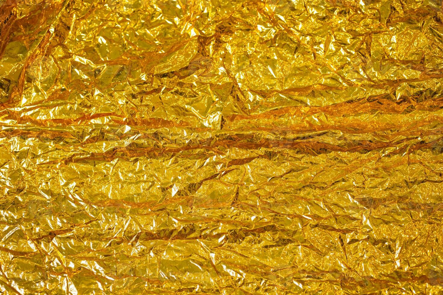 Gold vereiteln abstrakt faltig Textur, schließen hoch. foto