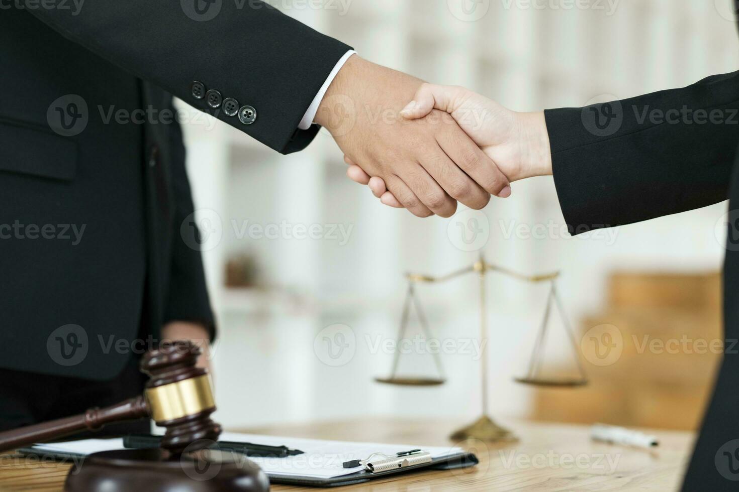 Richter und Geschäftsmann zittern Hände nach hinter den Kulissen Rat beim Rechtsanwalt Dienstleistungen Konzept Gerichtssaal. foto