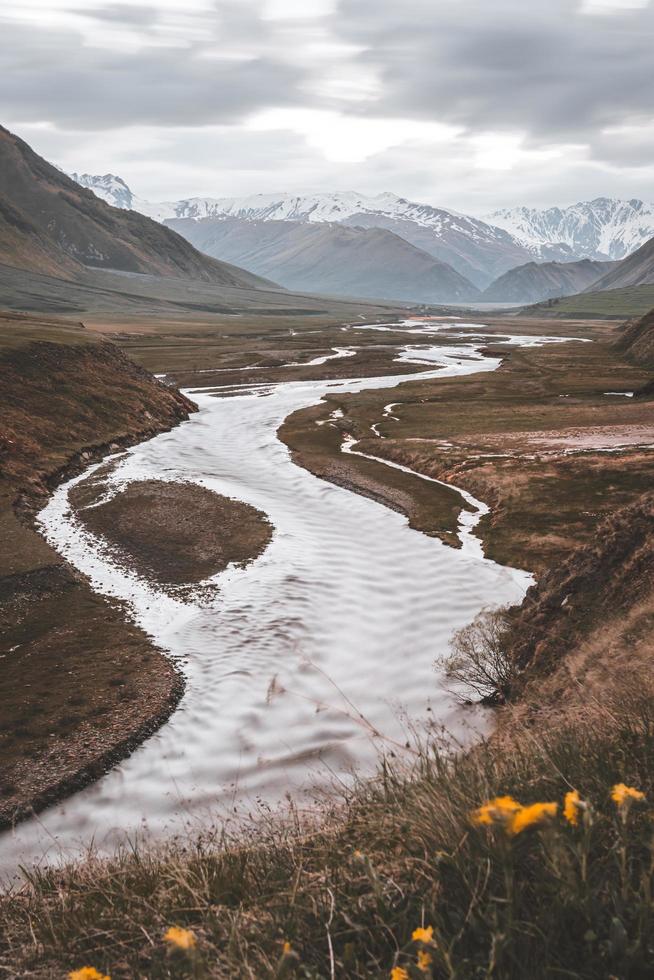 Fluss und Berge foto