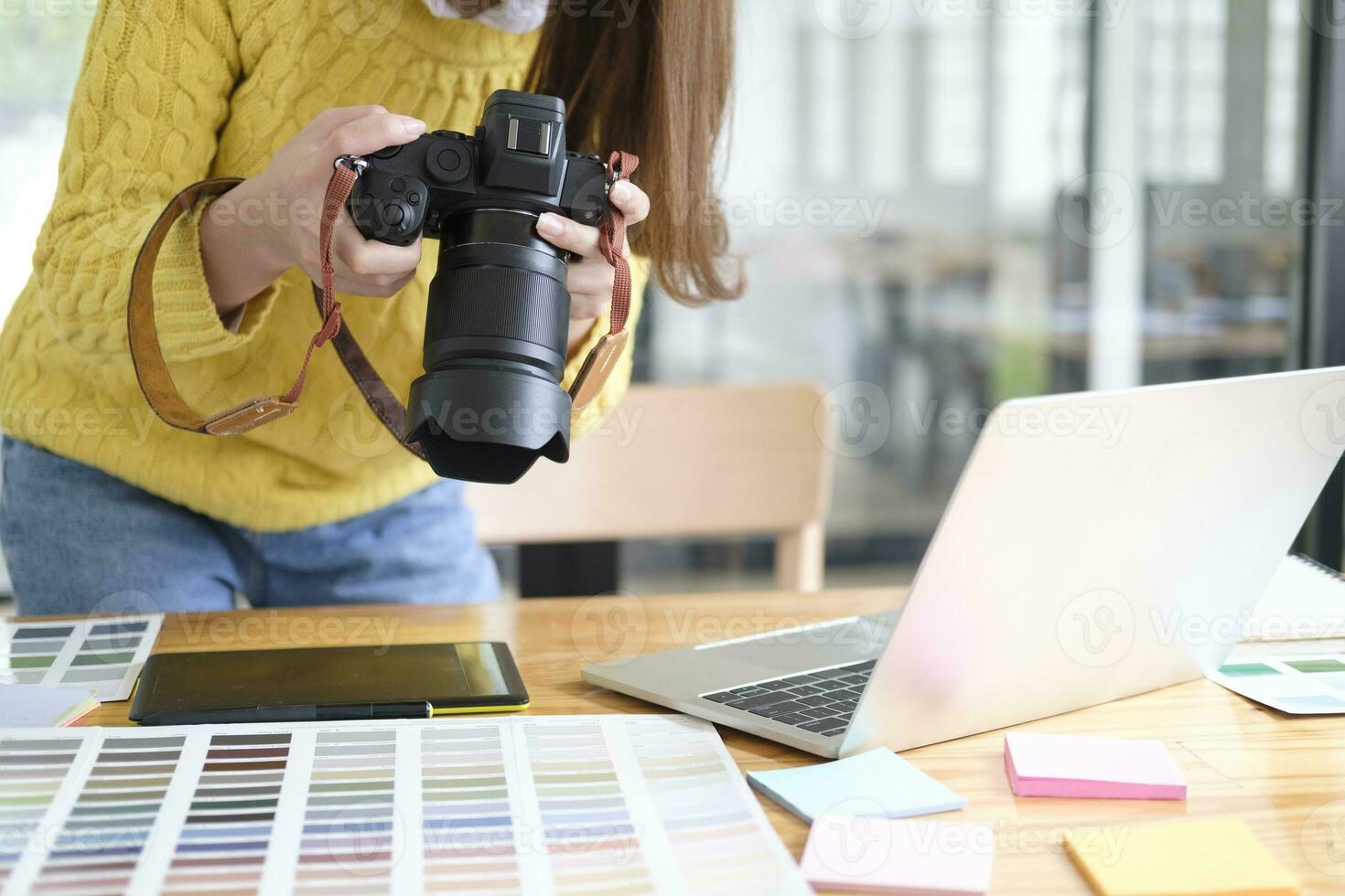 jung asiatisch Grafik Designer Arbeiten auf Computer. foto