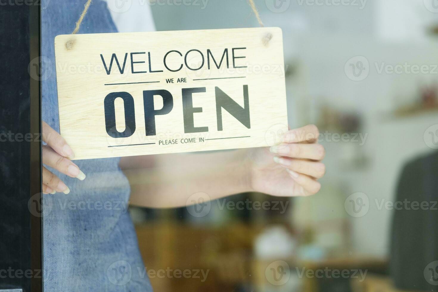 schließen oben jung Geschäft Inhaber öffnen das Kaffee Geschäft. foto