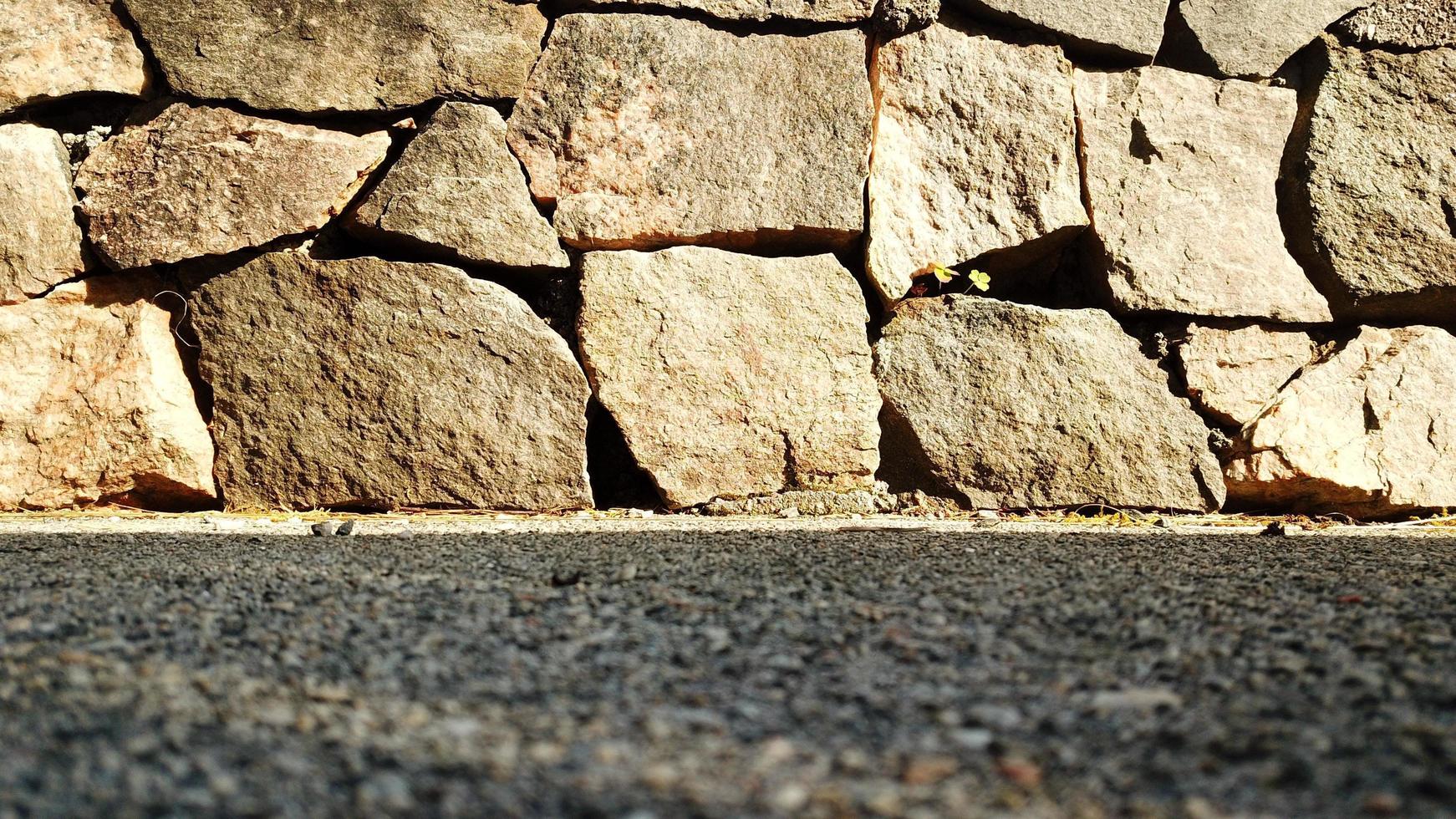 Steinmauer und Straße foto