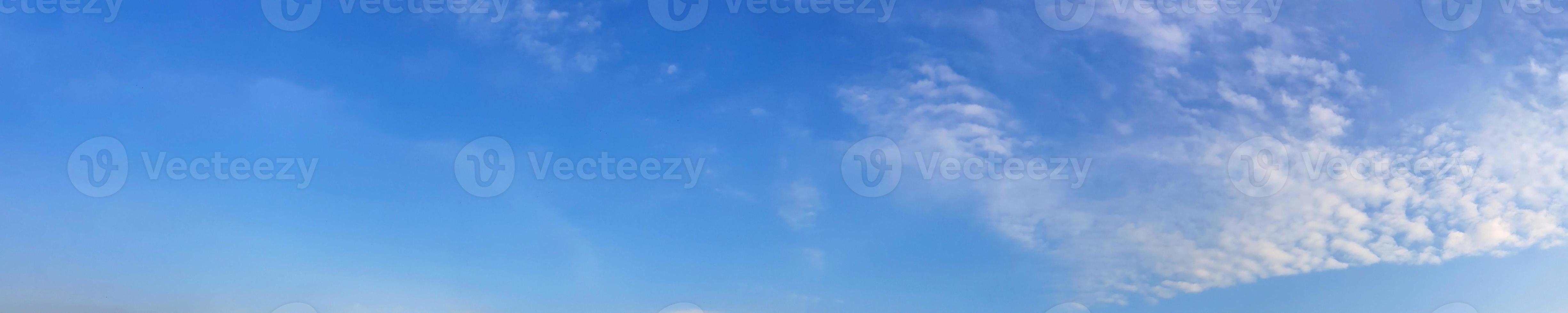 Panoramahimmel mit Wolke an einem sonnigen Tag foto