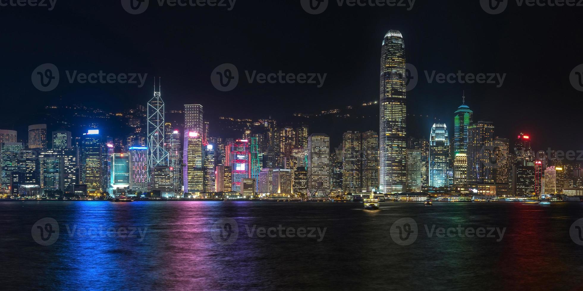 bunter Panoramablick auf die Skyline von Hongkong in der Nacht von Kowloon aus gesehen. foto