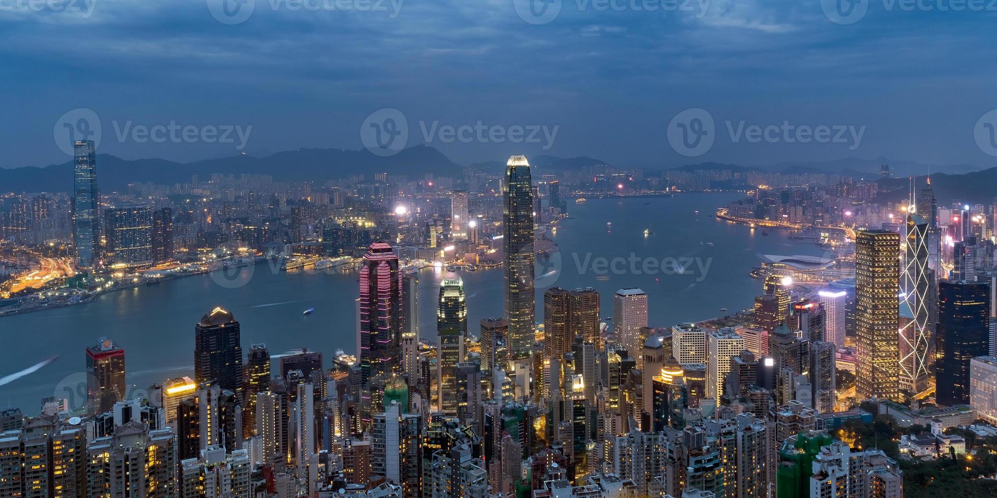 bunte Ansicht der Hong Kong Skyline auf Dämmerungszeit gesehen von Victoria Peak. foto