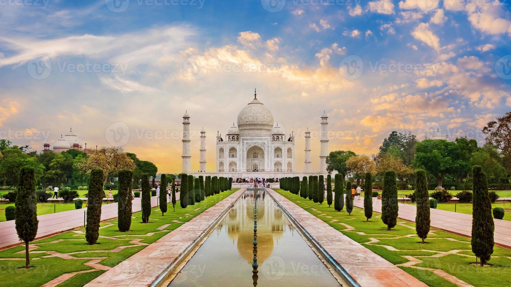 Taj Mahal Vorderansicht reflektiert auf dem Reflexionsbecken foto