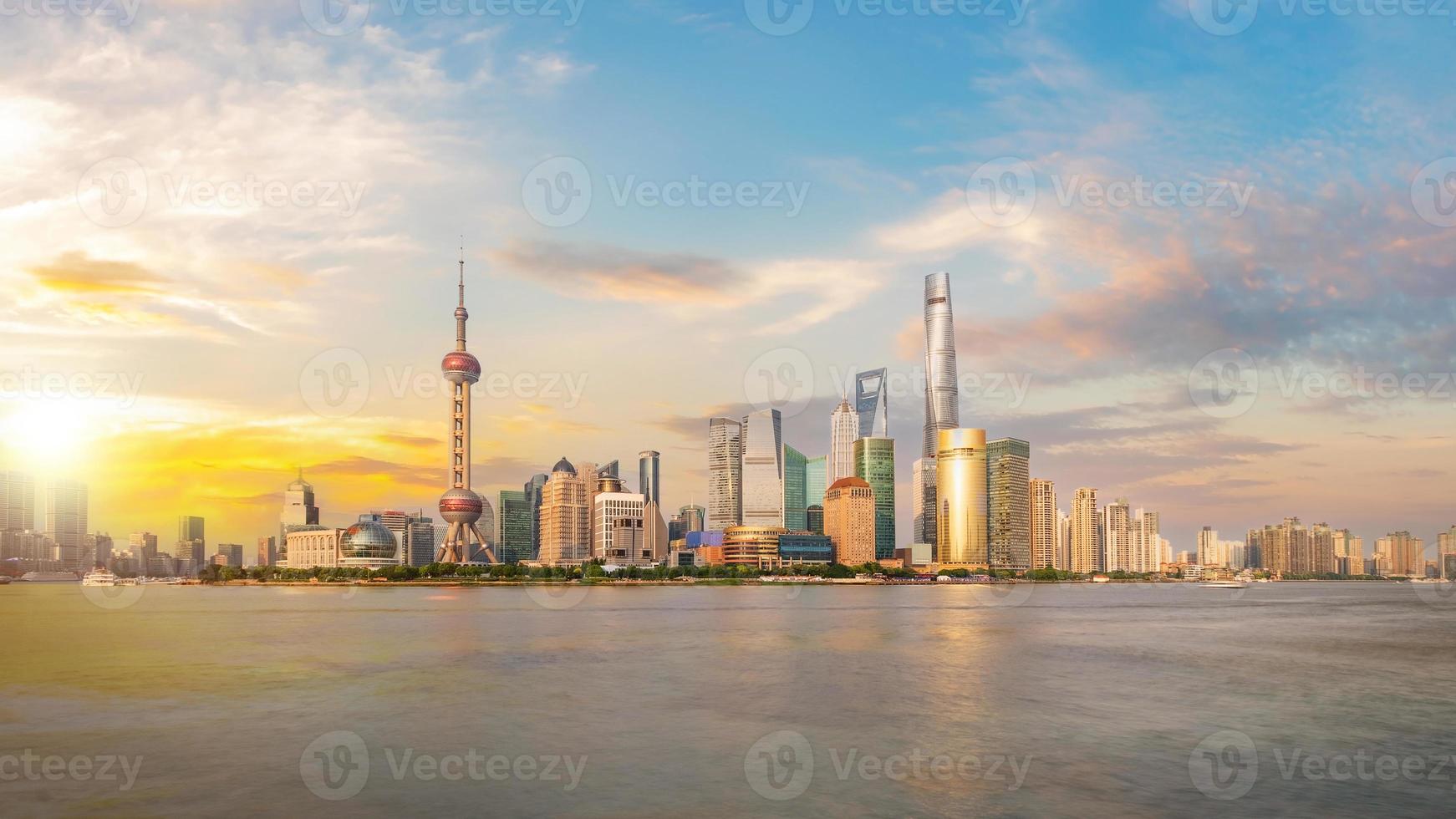 Pudong-Seite der Skyline der Stadt Shanghai, die an einem sonnigen Tag durch den Fluss Huangpu schaut foto