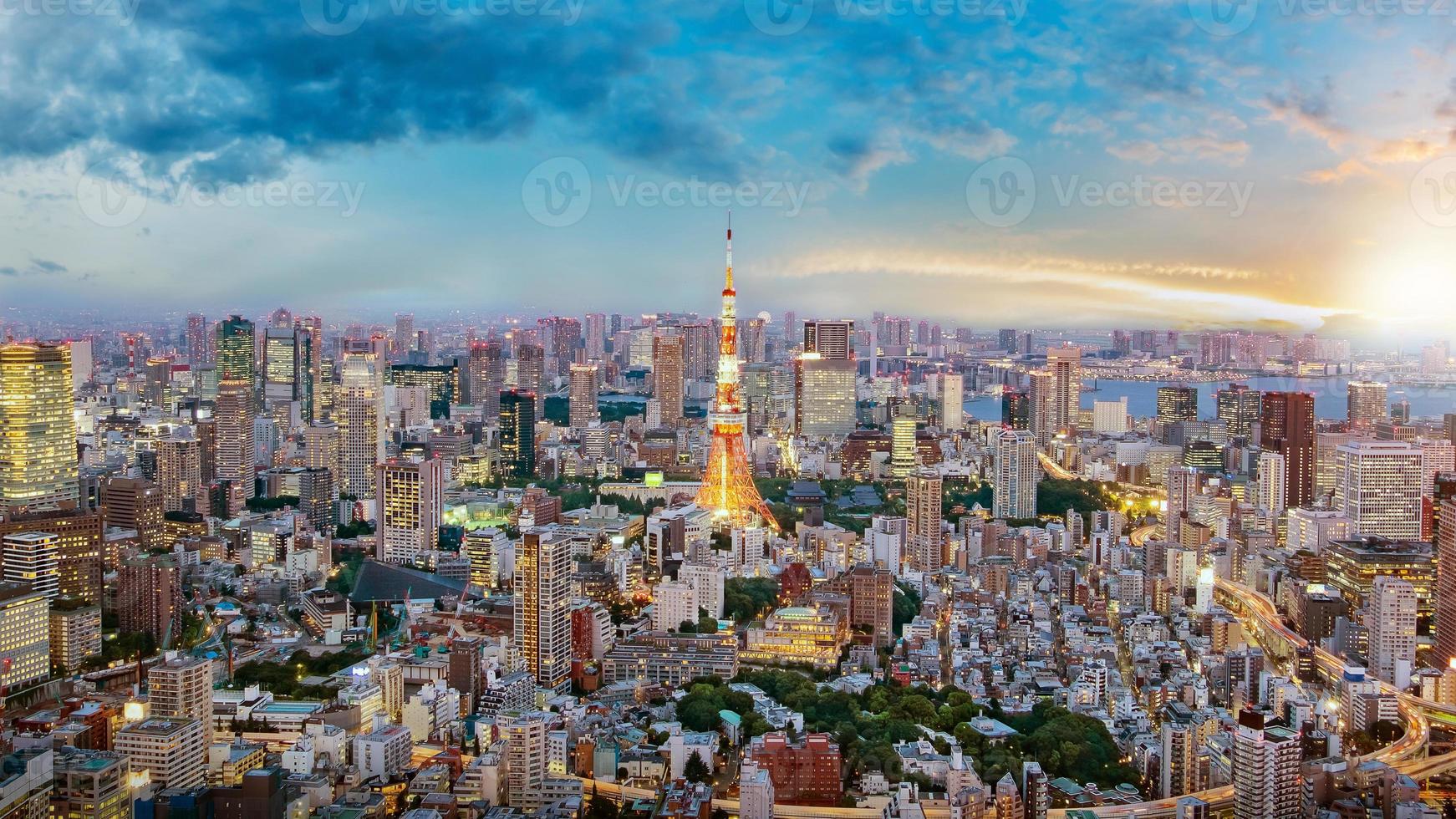 Stadtbild von Tokio Skyline Panorama Luft Wolkenkratzer Blick auf Bürogebäude und Innenstadt in Tokio am Abend foto