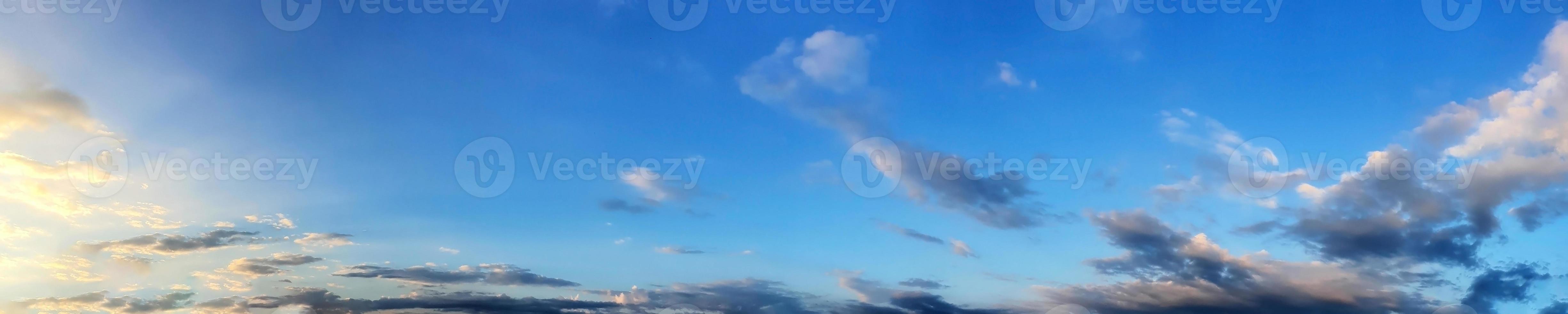 Panoramahimmel mit schöner Wolke an einem sonnigen Tag foto