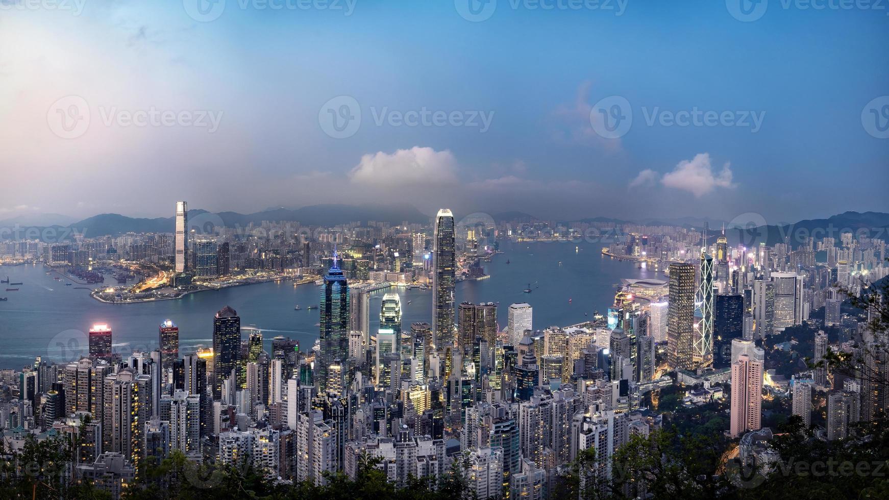 Panoramablick auf die Skyline von Hongkong am Abend vom Victoria Peak aus gesehen. foto