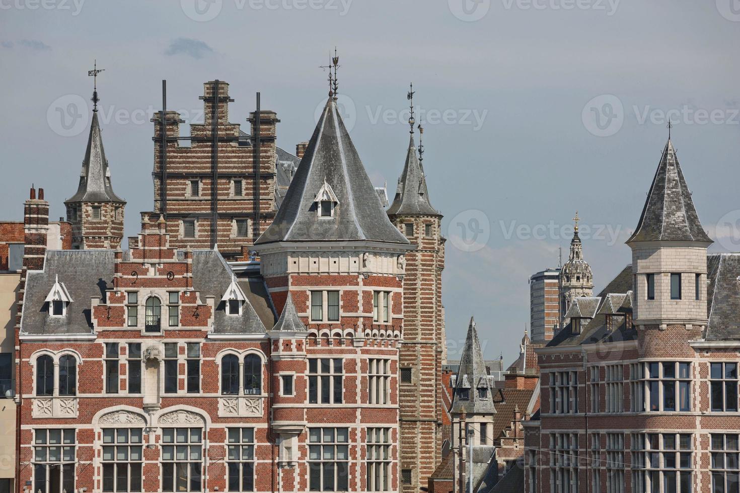 Stadtbild eines Antwerpener Hafens in Belgien über dem Fluss. foto