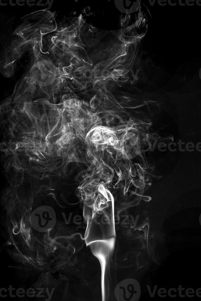 Rauch aus Weihrauch. Simuliert, um aus heißem Essen zu rauchen. Sieht aus wie ein Monster. foto