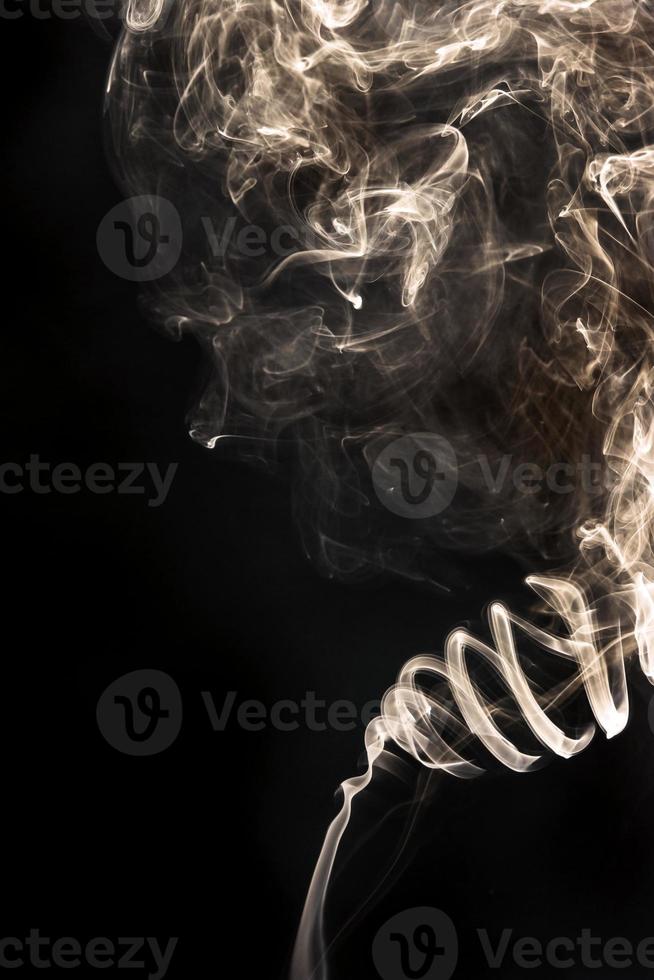 abstrakter Rauch von Inkan auf schwarzem Hintergrund. Sehen Sie wie das Gesicht aus. foto