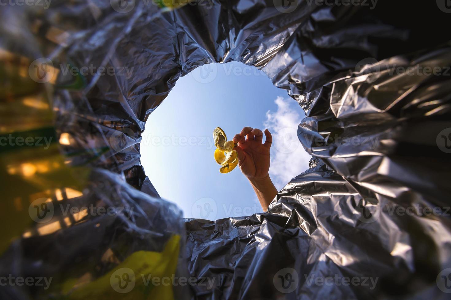 Bananenschale wurde zur Entsorgung in den Müllsack geworfen. Schauen Sie von der Innenseite des Korbs. foto