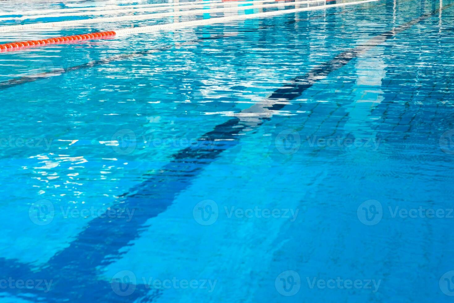 Nahansicht von ein Schwimmen Schwimmbad mit Blau Wasser. foto