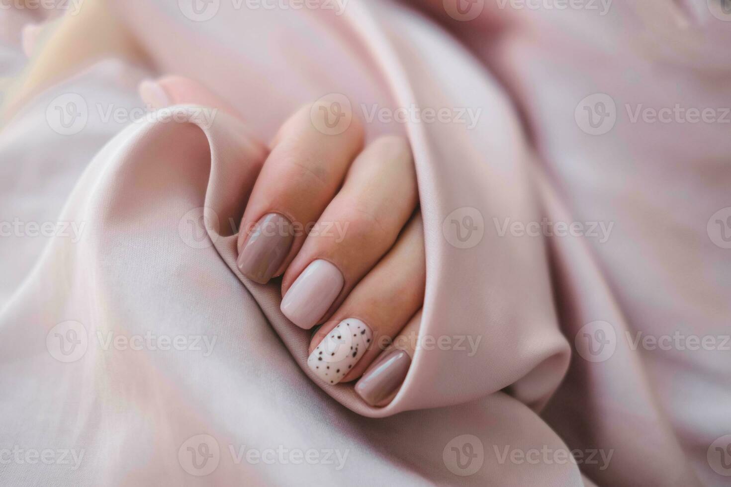 Frauen - - Hand mit schön Maniküre halt ein Seide Stoff. Herbst Trend, Polieren das Beige und Wachtel Muster auf das Nägel mit Gel Polieren, Schellack. Kopieren Raum. foto