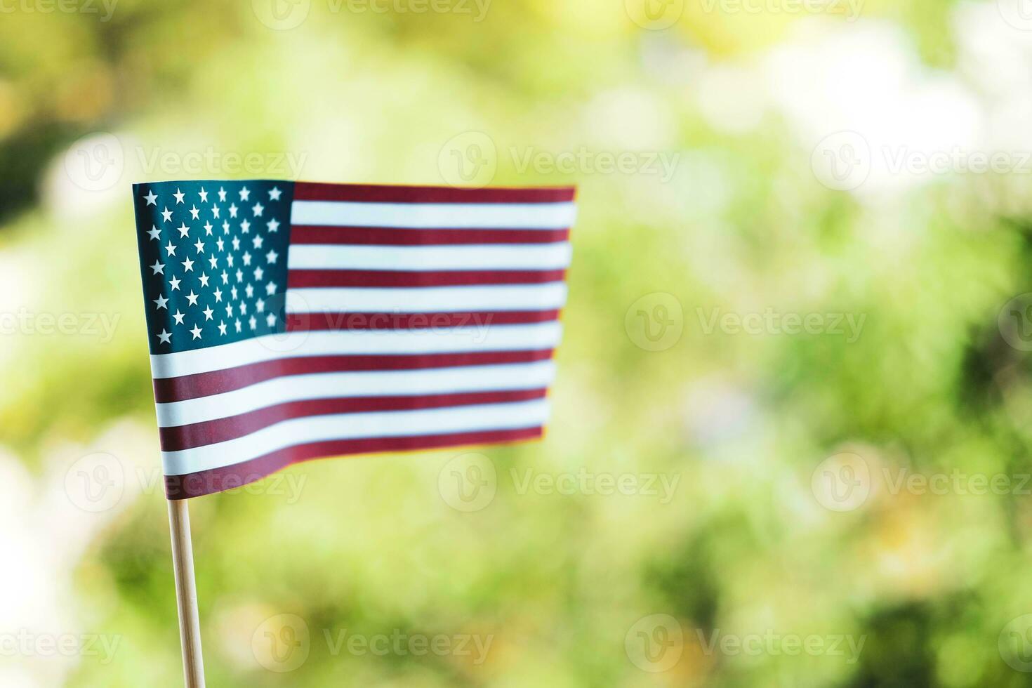 amerikanisch Flagge auf ein verschwommen Grün Hintergrund. Arbeit Tag Urlaub Konzept. 4 .. von Juli USA Unabhängigkeit Tag. Kopieren Raum zum Text. foto