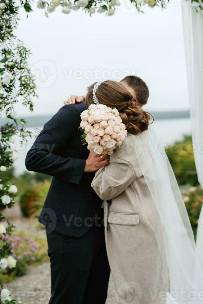 Hochzeit Zeremonie von das Jungvermählten im ein Land Hütte foto