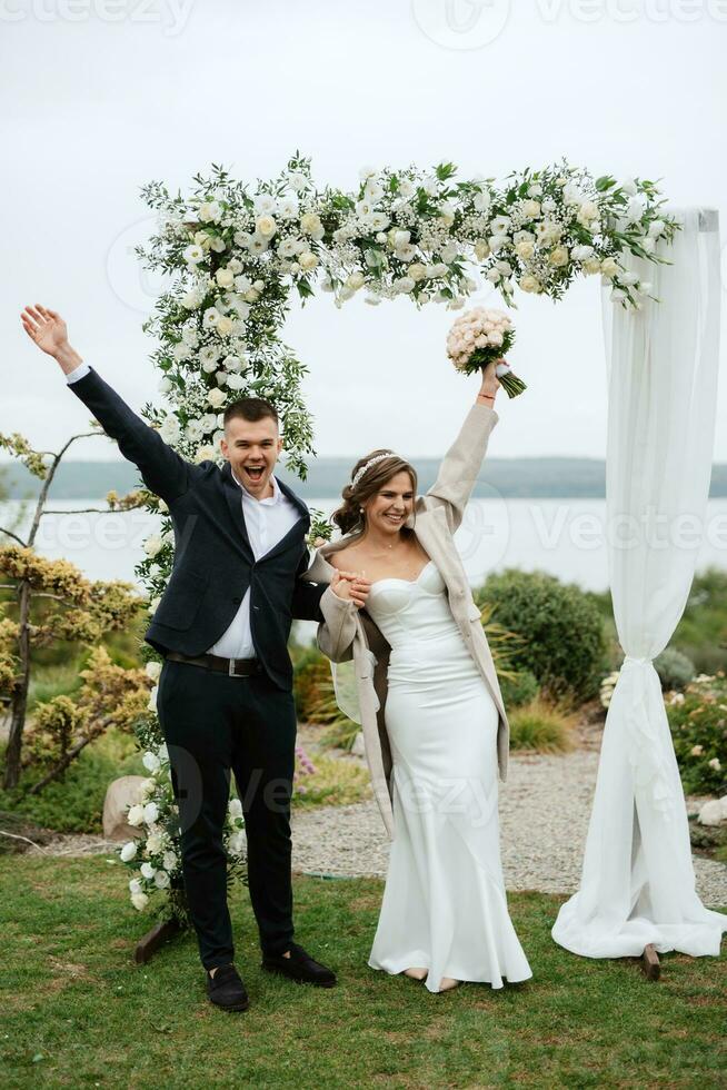 Hochzeit Zeremonie von das Jungvermählten im ein Land Hütte foto