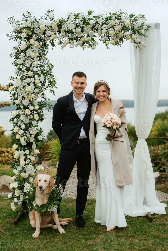 Hochzeit Zeremonie von das Jungvermählten im ein Land Hütte foto