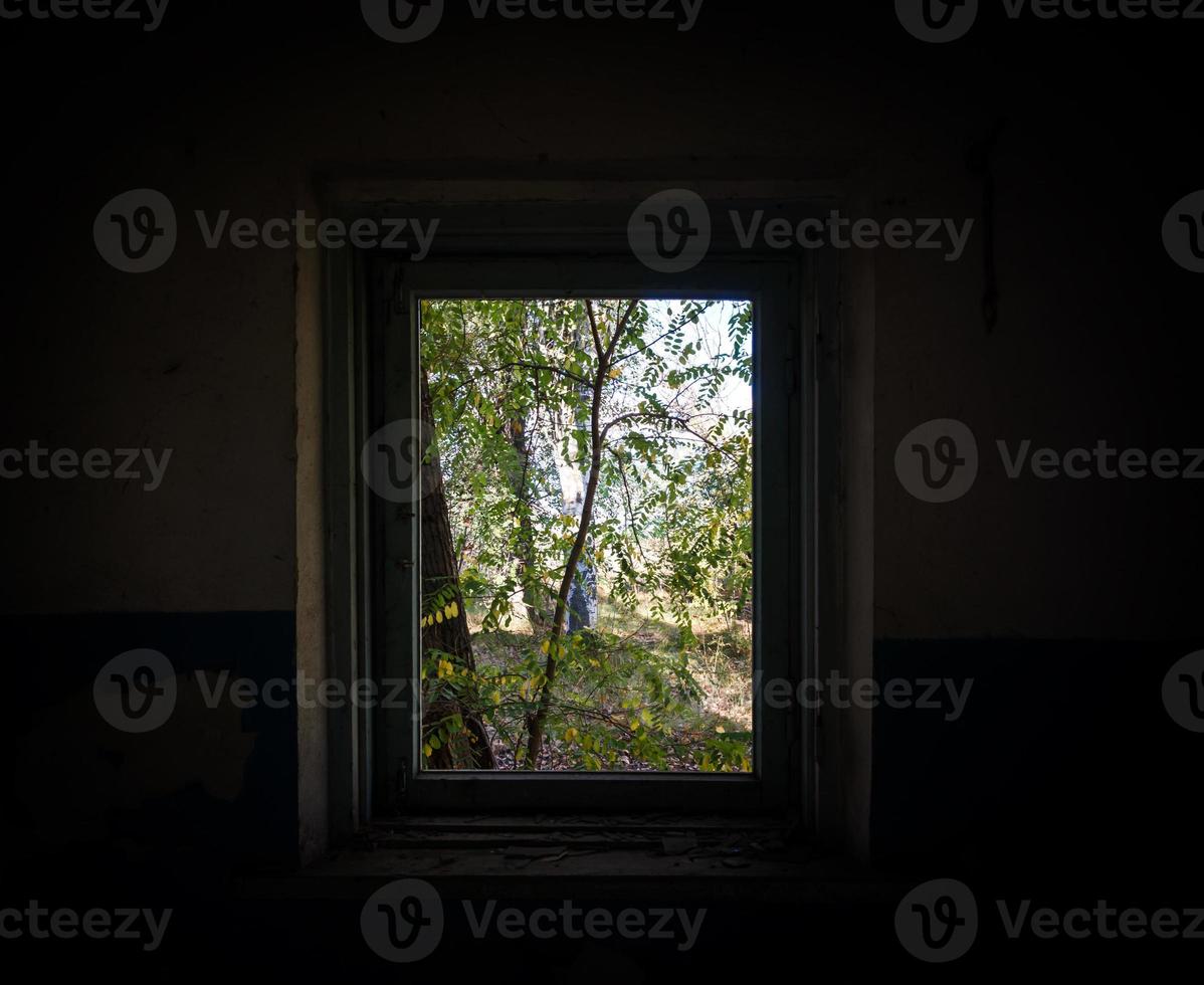 Blick von einem verlassenen verlassenen Haus in der Ukraine foto