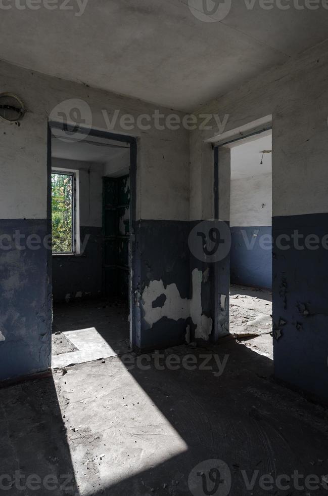 Blick von einem verlassenen verlassenen Haus in der Ukraine foto