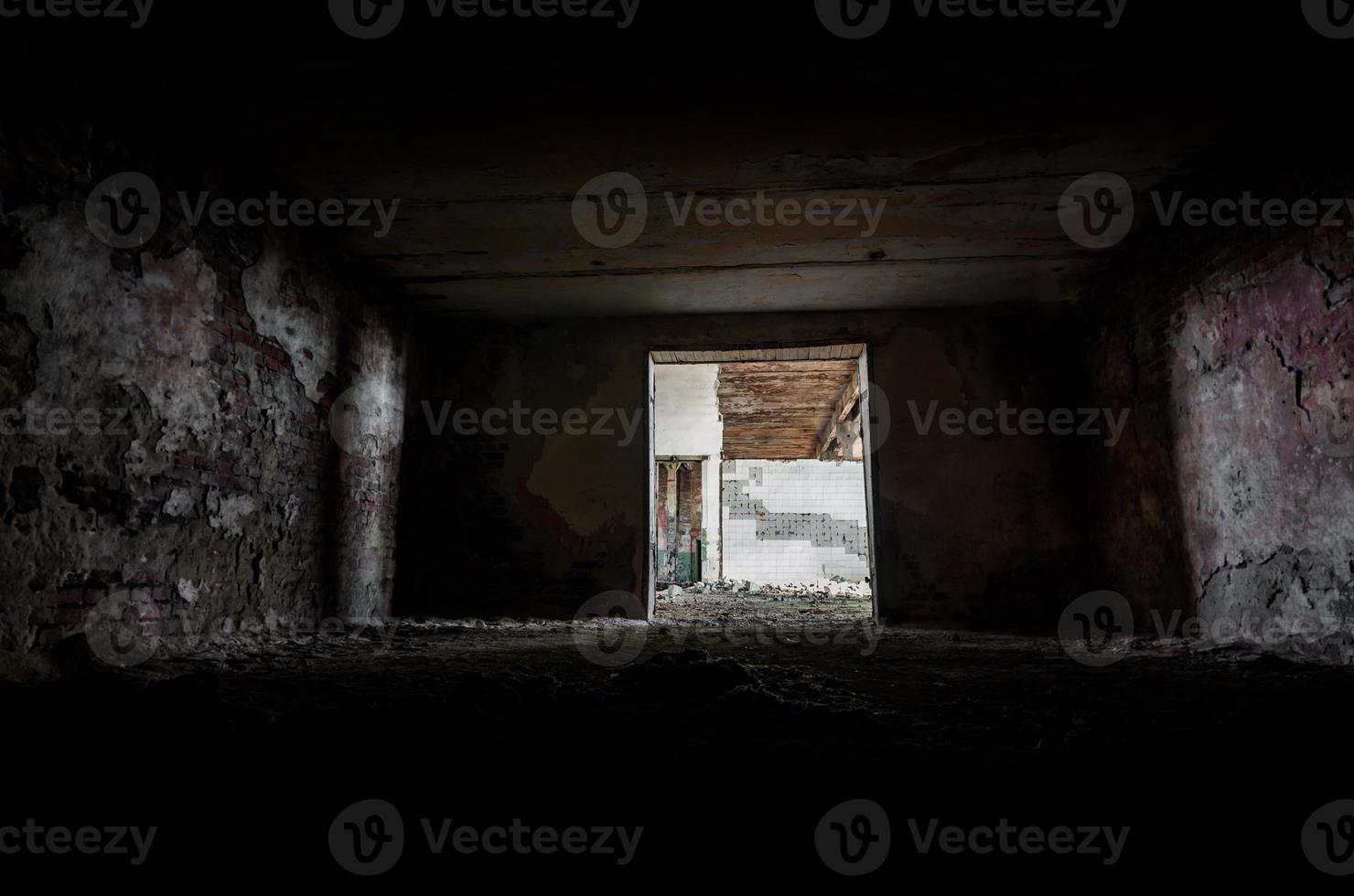 verlassener Luftschutzbunker nach dem Bombenanschlag in der Ukraine foto