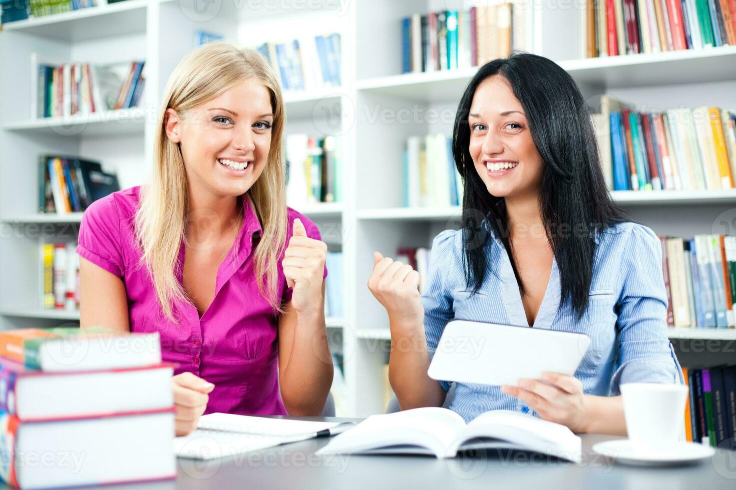 freunde beim das Bibliothek foto