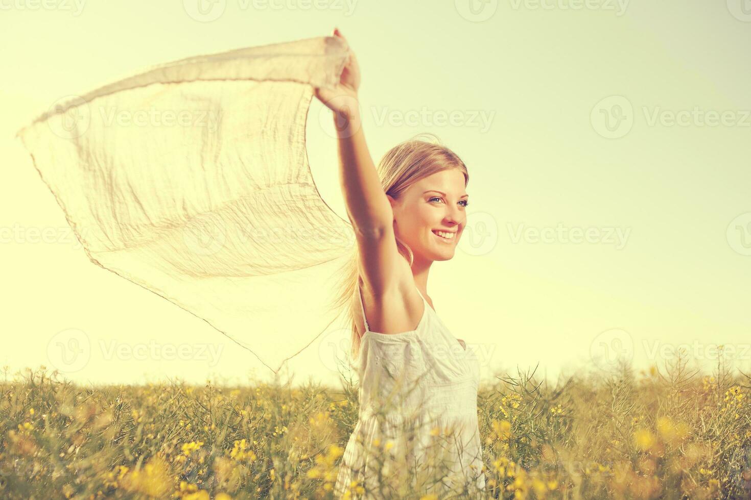 ein Frau Ausgaben Zeit draußen foto