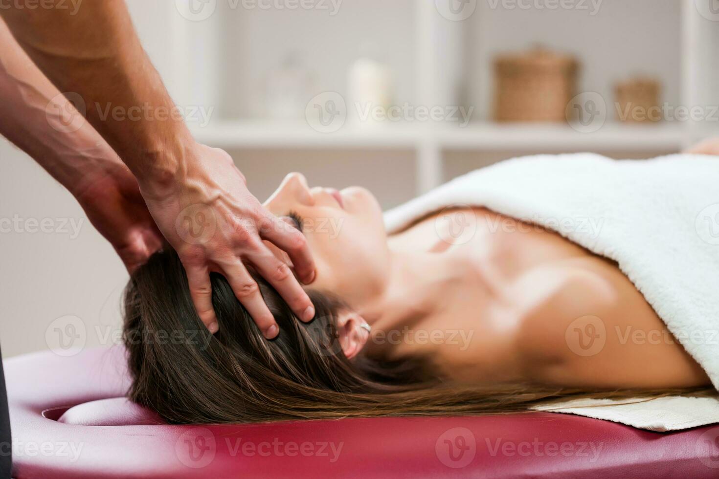 ein Frau haben ein Massage foto